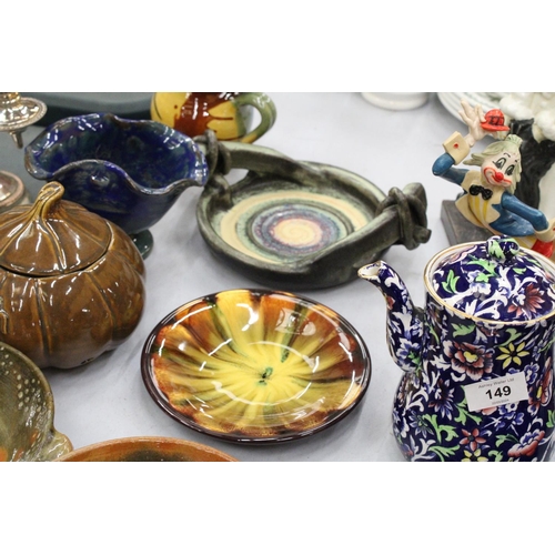 152 - A COLLECTION OF STUDIO POTTERY TO INCLUDE BOWLS, A GARLIC JAR, JUG, PLATE, ETC