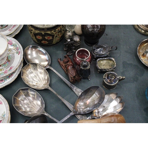 155 - A MIXED LOT TO INCLUDE A CRANBERRY BOWL WITH HALLMARKED SILVER RIM - FOOT A/F, A PICQUOT WARE TEASET... 