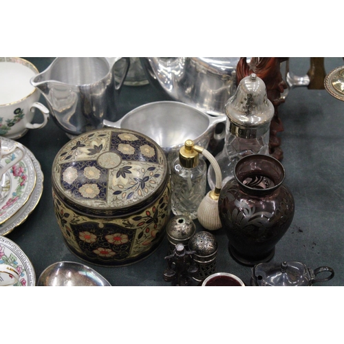 155 - A MIXED LOT TO INCLUDE A CRANBERRY BOWL WITH HALLMARKED SILVER RIM - FOOT A/F, A PICQUOT WARE TEASET... 