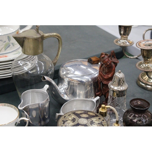 155 - A MIXED LOT TO INCLUDE A CRANBERRY BOWL WITH HALLMARKED SILVER RIM - FOOT A/F, A PICQUOT WARE TEASET... 