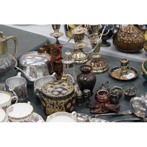 155 - A MIXED LOT TO INCLUDE A CRANBERRY BOWL WITH HALLMARKED SILVER RIM - FOOT A/F, A PICQUOT WARE TEASET... 