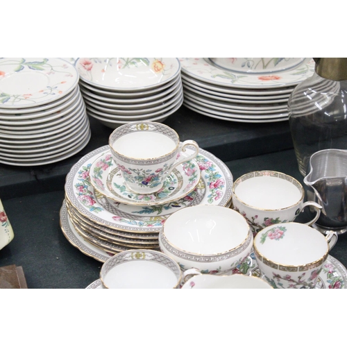 156 - A VINTAGE AYNSLEY 'INDIAN TREE' TEASET TO INCLUDE, A CREAM JUG, SUGAR BOWL, CUPS, SAUCERS AND SIDE P... 