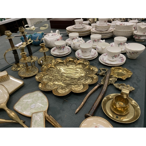 162 - A COLLECTION OF VINTAGE BRASSWARE TO INCLUDE TWO PAIRS OF CANDLESTICKS, ONE WITH KNIVES, THE OTHER W... 