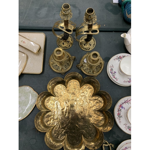 162 - A COLLECTION OF VINTAGE BRASSWARE TO INCLUDE TWO PAIRS OF CANDLESTICKS, ONE WITH KNIVES, THE OTHER W... 