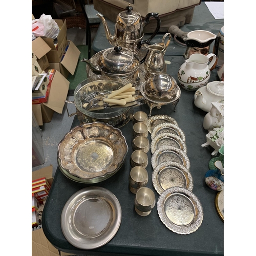 165 - A COLLECTION OF SILVER PLATE TO INCLUDE A TEASET WITH GALLERIED TRAY, COASTERS, BOWLS, EGG CUPS, FLA... 