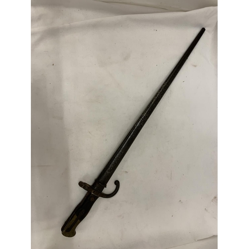 182 - A VINTAGE BAYONET WITH A BRASS AND WOOD HANDLE