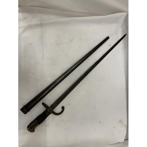 182 - A VINTAGE BAYONET WITH A BRASS AND WOOD HANDLE