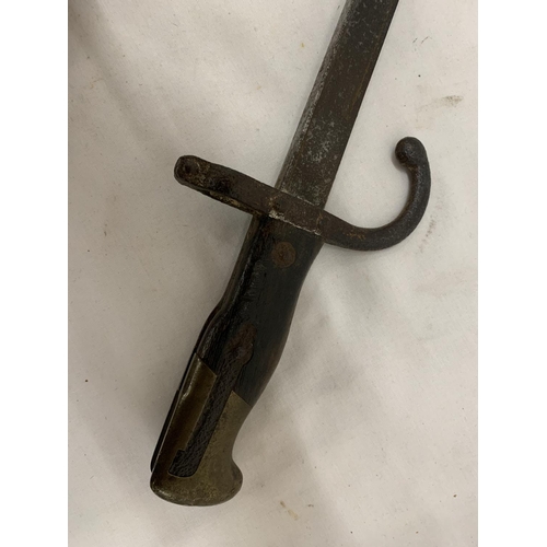 182 - A VINTAGE BAYONET WITH A BRASS AND WOOD HANDLE