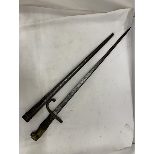 182 - A VINTAGE BAYONET WITH A BRASS AND WOOD HANDLE