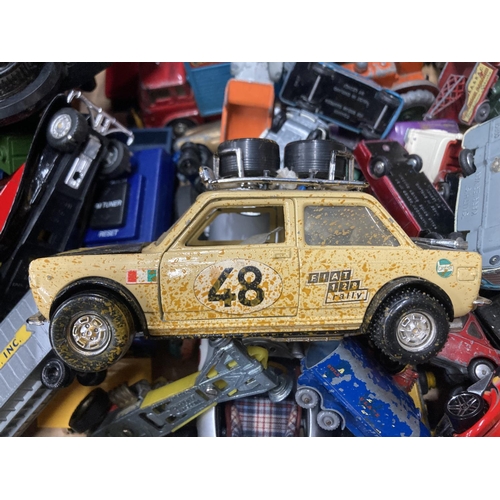 317 - A LARGE ASSORTMENT OF DIE CAST AND TIN PLATE VEHICLES TO INCLUDE VINTAGE DINKY, MATCHBOX, CORGI AND ... 