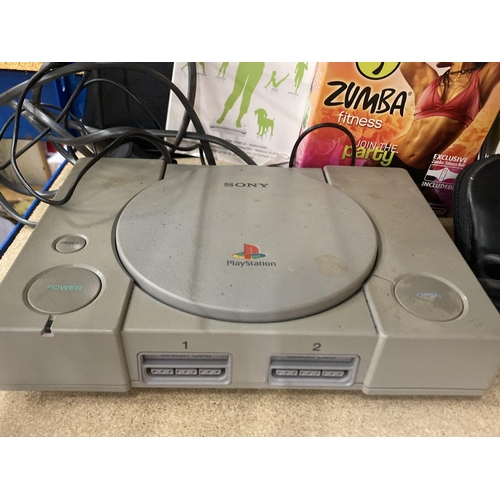 318 - AN ASSORTMENT OF COMPUTER GAME ITEMS TO INCLUDE A PLAYSTATION ONE, WITH ONE CONTROLLER, A STEERING W... 