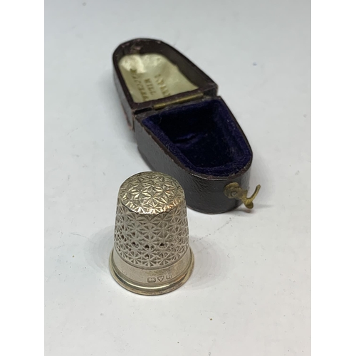 34 - A HALLMARKED BIRMINGHAM SILVER THIMBLE IN ORIGINAL PRESENTATION BOX FROM J PARKER MILL STREET MACCLE... 