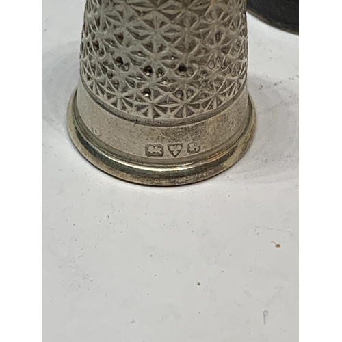 34 - A HALLMARKED BIRMINGHAM SILVER THIMBLE IN ORIGINAL PRESENTATION BOX FROM J PARKER MILL STREET MACCLE... 