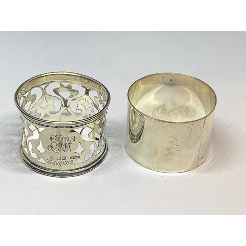 35 - THREE SILVER ITEMS TO INCLUDE A CHESTER HALLMARKED NAPKIN RING, A BIRMINGHAM ENGRAVED AND PIERCED NA... 