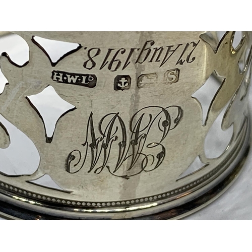 35 - THREE SILVER ITEMS TO INCLUDE A CHESTER HALLMARKED NAPKIN RING, A BIRMINGHAM ENGRAVED AND PIERCED NA... 