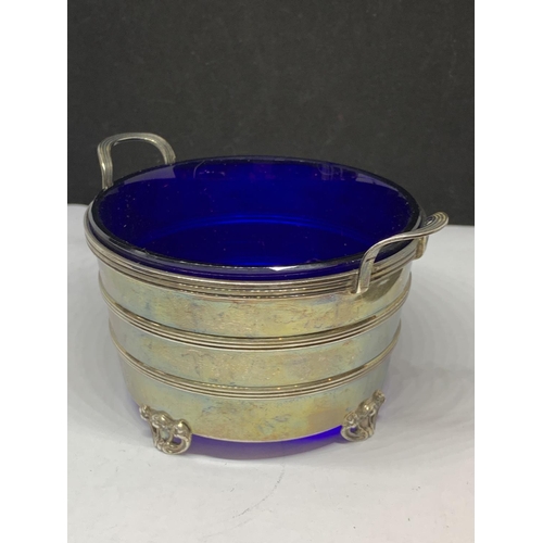 95 - A HALLMARKED BIRMINGHAM SILVER TWIN HANDLED DEEP DISH ON FOUR DECORATIVE FEET WITH BLUE GLASS LINER ... 