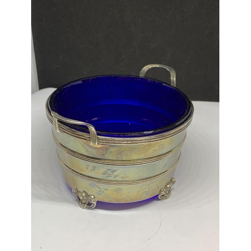 95 - A HALLMARKED BIRMINGHAM SILVER TWIN HANDLED DEEP DISH ON FOUR DECORATIVE FEET WITH BLUE GLASS LINER ... 