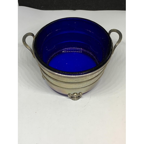 95 - A HALLMARKED BIRMINGHAM SILVER TWIN HANDLED DEEP DISH ON FOUR DECORATIVE FEET WITH BLUE GLASS LINER ... 