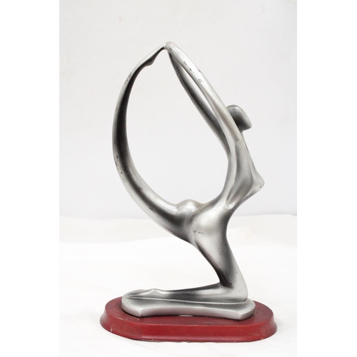 215 - AN ART DECO, NUDE LADY, ALUMINIUM GYMNAST ON A WOODEN BASE, HEIGHT 30CM