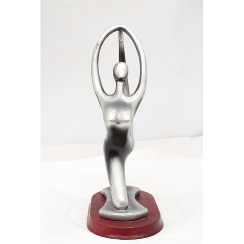 215 - AN ART DECO, NUDE LADY, ALUMINIUM GYMNAST ON A WOODEN BASE, HEIGHT 30CM