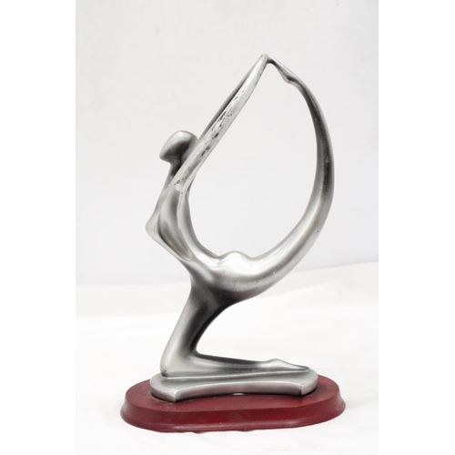 215 - AN ART DECO, NUDE LADY, ALUMINIUM GYMNAST ON A WOODEN BASE, HEIGHT 30CM