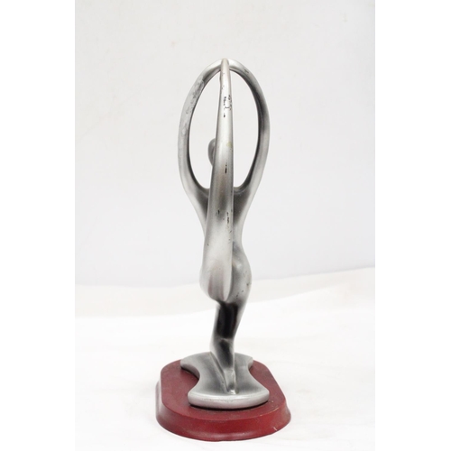 215 - AN ART DECO, NUDE LADY, ALUMINIUM GYMNAST ON A WOODEN BASE, HEIGHT 30CM