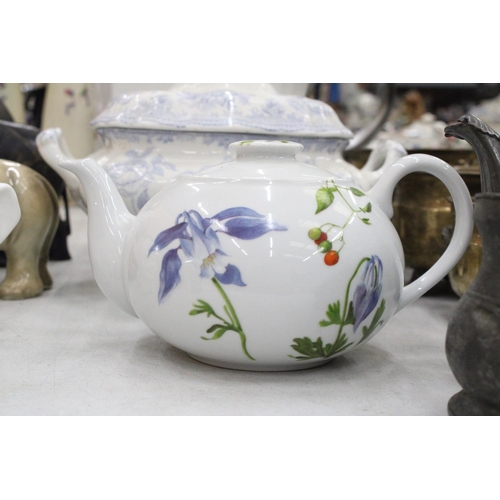 218 - A QUANTITY OF CERAMICS TO INCLUDE TWO LARGE AYNSLEY VASES, A VINTAGE BLUE AND WHITE LIDDED TUREEN AN... 