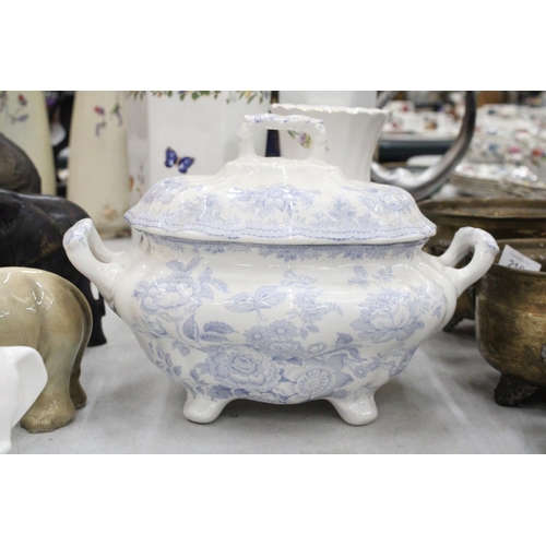 218 - A QUANTITY OF CERAMICS TO INCLUDE TWO LARGE AYNSLEY VASES, A VINTAGE BLUE AND WHITE LIDDED TUREEN AN... 