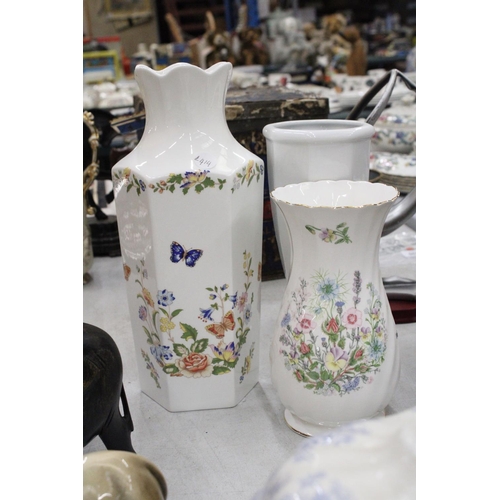 218 - A QUANTITY OF CERAMICS TO INCLUDE TWO LARGE AYNSLEY VASES, A VINTAGE BLUE AND WHITE LIDDED TUREEN AN... 