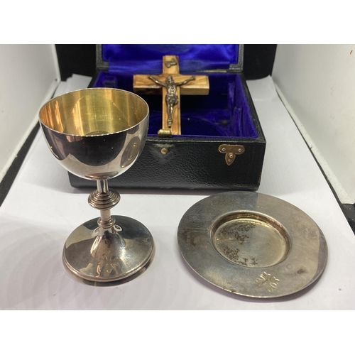 100 - A HALLMARKED LONDON COMMUNION SET COMPRISING OF A GOBLET AND TRAY AND A WOODEN CRUCUFIX IN A PRESENT... 