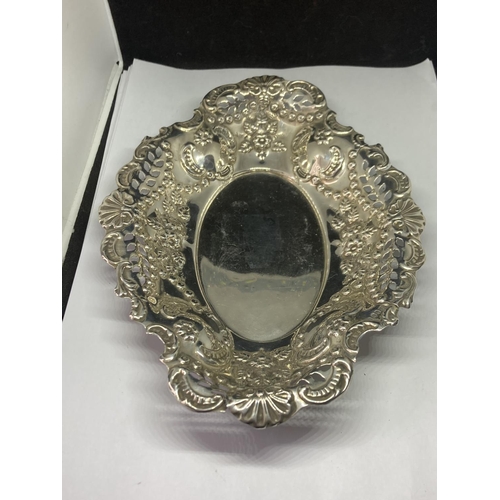 98 - A DECORATIVE HALLMARKED SHEFFIELD  SILVER DISH GROSS WEIGHT 124 GRAMS