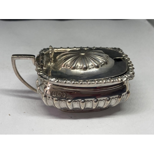 99 - A HALLMARKED SHEFFIELD SILVER MUSTARD POT WITH BLUE GLASS LINER GROSS WEIGHT WITHOUT LINER 53.5 GRAM... 