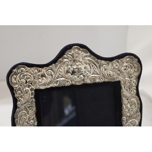 11 - A HALLMARKED SILVER MAPPIN AND WEBB PHOTO FRAME