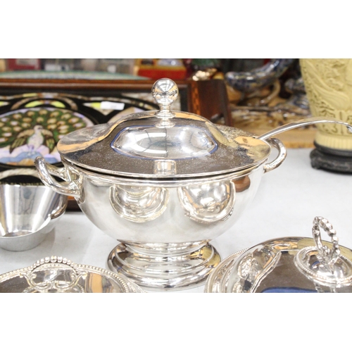 21 - A QUANTITY OF SILVER PLATED ITEMS TO INCLUDE A SOUP TUREEN WITH LADEL, THREE LIDDED SERVING DISHES A... 