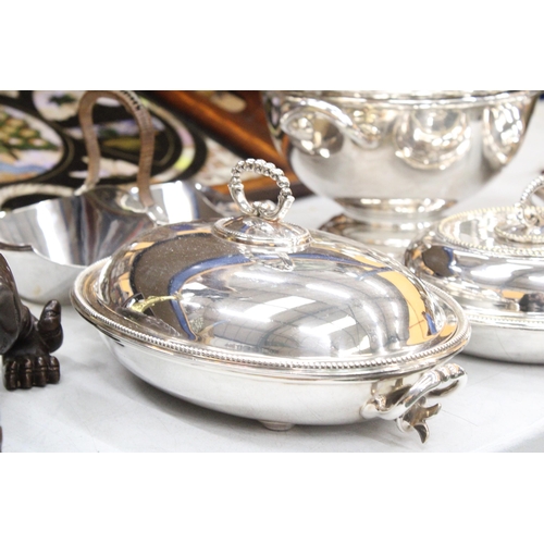 21 - A QUANTITY OF SILVER PLATED ITEMS TO INCLUDE A SOUP TUREEN WITH LADEL, THREE LIDDED SERVING DISHES A... 