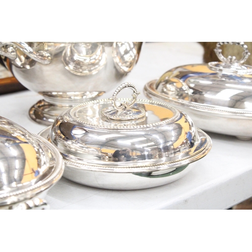 21 - A QUANTITY OF SILVER PLATED ITEMS TO INCLUDE A SOUP TUREEN WITH LADEL, THREE LIDDED SERVING DISHES A... 