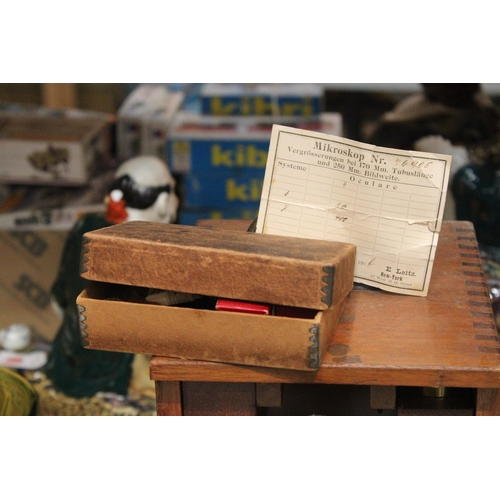 38 - AN ANTIQUE E. LEITZ WETZIAR OPTICAL SCIENCE INSTRUMENT MICROSCOPE NO. 76905 IN A MAHOGANY CASED BOX ... 