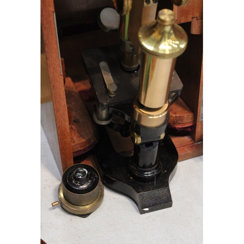 38 - AN ANTIQUE E. LEITZ WETZIAR OPTICAL SCIENCE INSTRUMENT MICROSCOPE NO. 76905 IN A MAHOGANY CASED BOX ... 