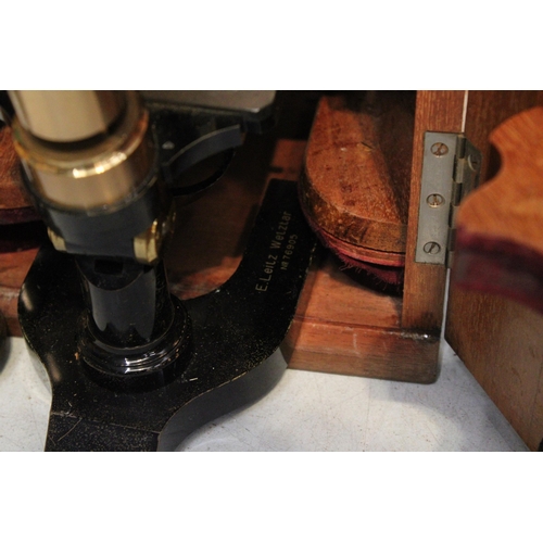 38 - AN ANTIQUE E. LEITZ WETZIAR OPTICAL SCIENCE INSTRUMENT MICROSCOPE NO. 76905 IN A MAHOGANY CASED BOX ... 