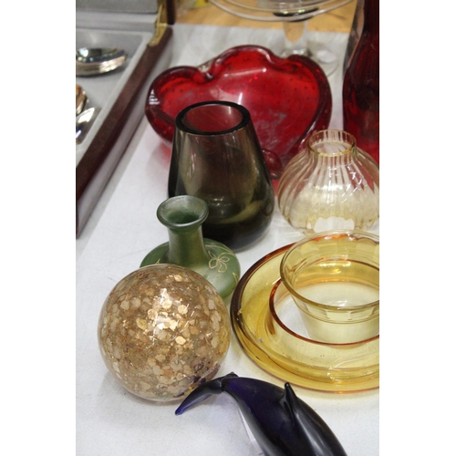 41 - A QUANTITY OF GLASSWARE TO INCLUDE A TIFFANY & CO., APPLE PAPERWEIGHT, A WHITEFRIAR'S STYLE BUBBLE B... 