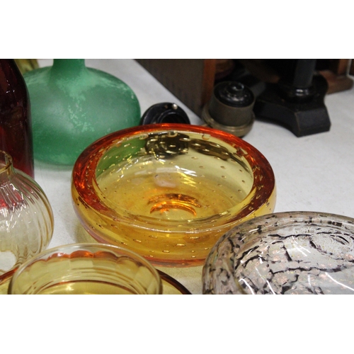 41 - A QUANTITY OF GLASSWARE TO INCLUDE A TIFFANY & CO., APPLE PAPERWEIGHT, A WHITEFRIAR'S STYLE BUBBLE B... 