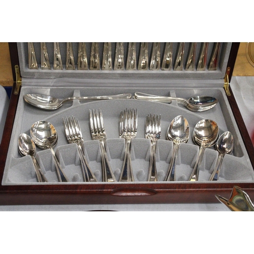 44 - A VINERS TRADITIONAL BEAD 58 PIECE CANTEEN OF CUTLERY FOR 8 PERSONS GUILD SILVER COLLECTION IN CASED... 