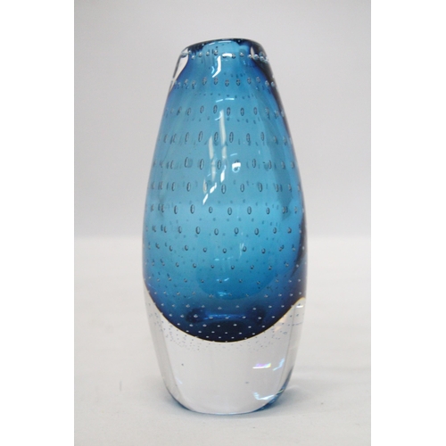 48 - AN ERNEST GORDON AFORS, SWEDEN, CONTROLLED BUBBLE  SOMMERSO GLASS VASE MID CENTURY (H) 14 CM