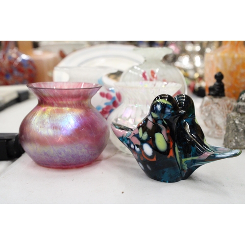 192 - TWO M'DINA VASES, A LOVEBIRDS PAPERWEIGHT AND TWO IRRIDESENT VASES