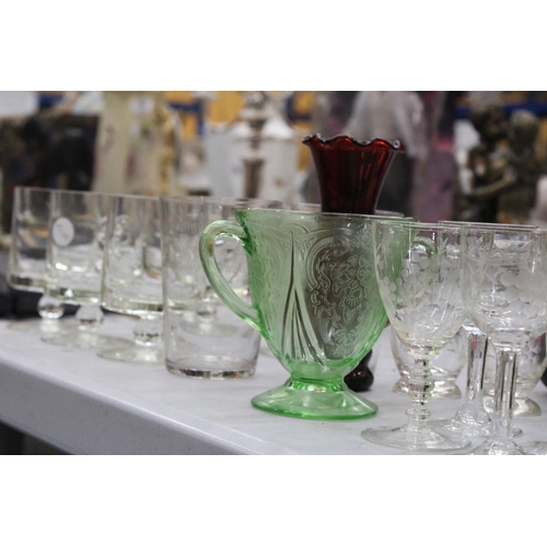 223 - A MIXED LOT OF GLASSWARE TO INCLUDE PORT GLASSES, SHERRY GLASSES, TUMBERS ETC