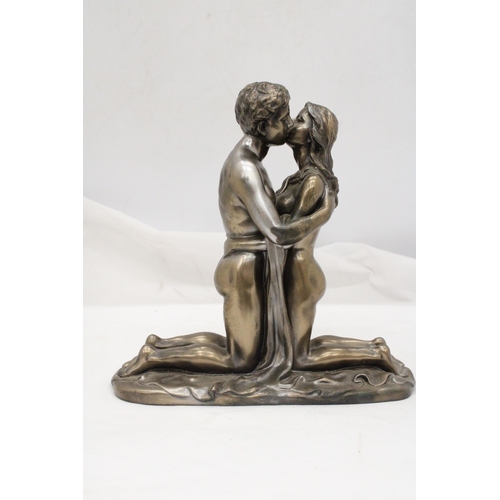 225 - A HEAVY EROTIC STATUETTE ON BASE - APPROXIMATELY 27CM HIGH