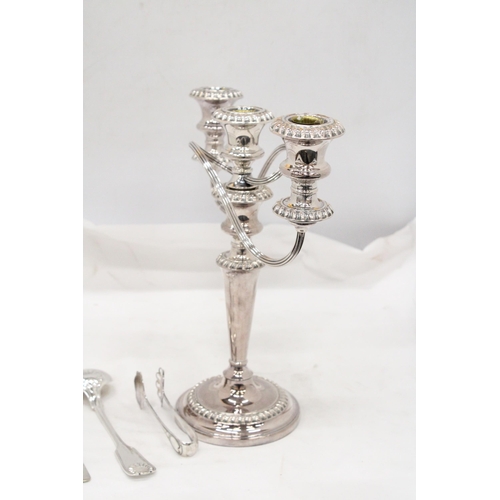 227 - A MIXED LOT OF SILVER PLATE TO INCLUDE TWO TEA SPOONS, LADEL, SMALL TONGS PLUS A CANDELABRA