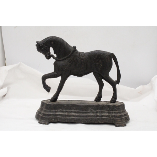 230 - A VICTORIAN BLACK CAST IRON HORSE DOOR STOP - APPROXIMATELY 23CM X 23CM