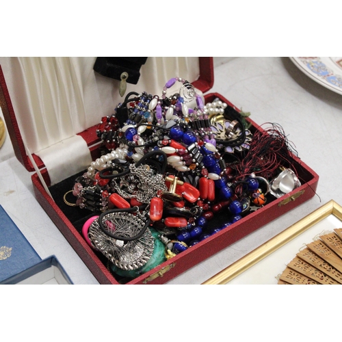 252 - A BOX CONTAINING VINTAGE COSTUME JEWELLERY TO INCLUDE BROOCHES, RINGS, NECKLACES, ETC.,