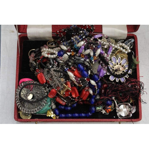 252 - A BOX CONTAINING VINTAGE COSTUME JEWELLERY TO INCLUDE BROOCHES, RINGS, NECKLACES, ETC.,